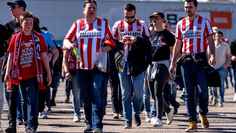 Grote stroom bezoekers richting het stadion (MaricMedia)