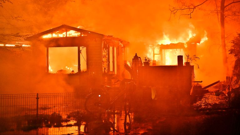 Van het chalet in Heeze bleef weinig over (foto: Rico Vogels/SQ Vision).