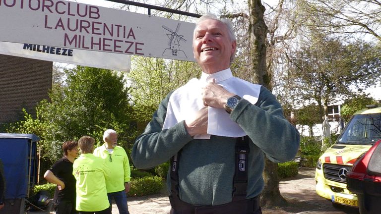 Diaken Frank van der Geld maakt zich klaar voor de zegening. Foto: Omroep Brabant.