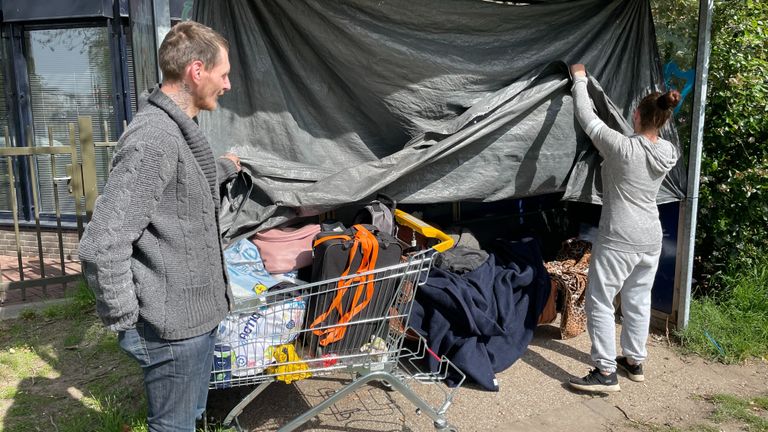 Wendy en Nico slapen in een bushokje in Tilburg (foto: Raymond Merkx).