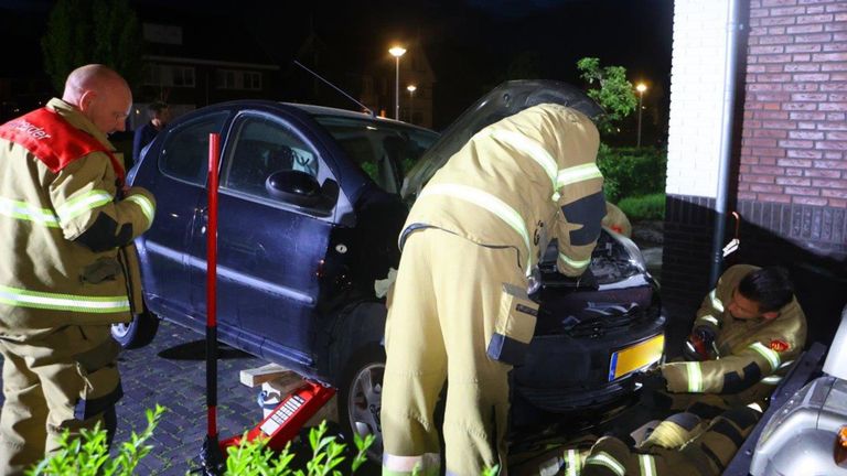 De brandweer moest een handje helpen om de poes te bevrijden (foto: Bart Meesters - SQ Vision).