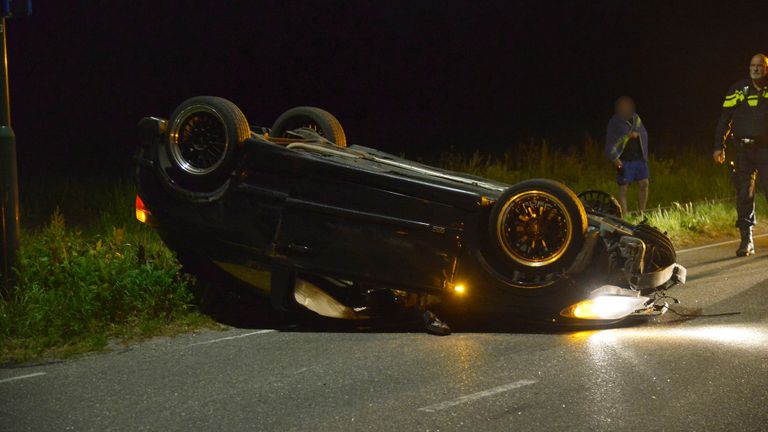 De auto belandde op z'n kop (foto: SQ Vision).