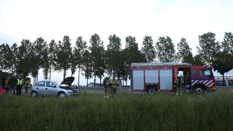 Brandweer in actie voor stilgevallen auto. (foto: Sander van Gils - SQ Vision).