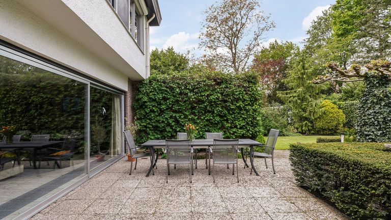 Het terras in de tuin (foto: Dassen Garantiemakelaars).