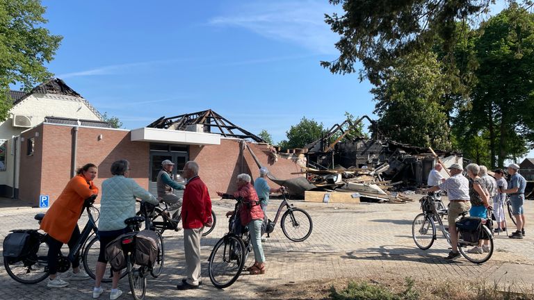 De brand trekt zondag veel bekijks