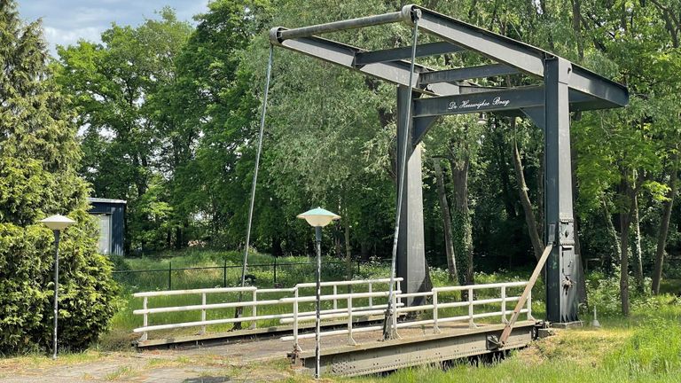 De Heeswijkse Brug staat nog steeds in Tienray (foto: Jos Verkuijlen)