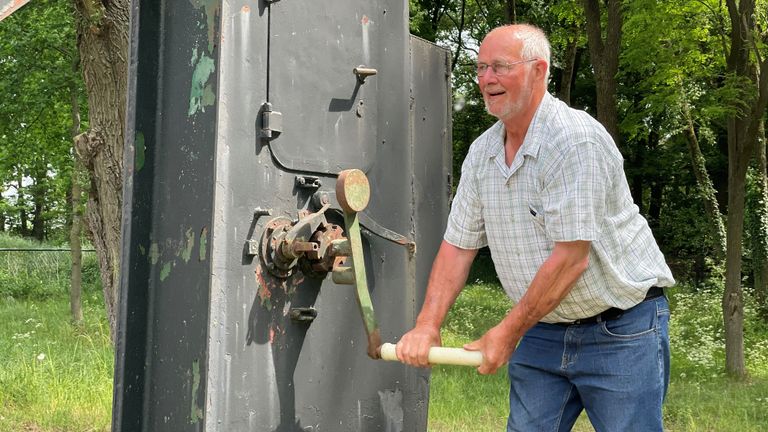 Daan Kromhout laat zien dat de brug nog steeds omhoog kan. (foto: Jos Verkuijlen)