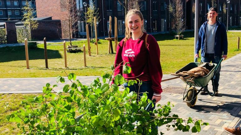 Vrijwilligers aan het struikroven in woonwijk (foto: Bernice Kamphuis) 