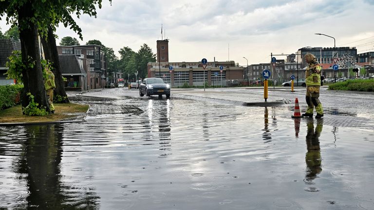 Het verkeer heeft last van de wolkbreuk (foto:Toby de Kort)