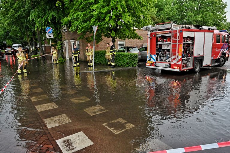 De straten worden afgezet die onder water zijn gelopen (foto;Toby de Kort)