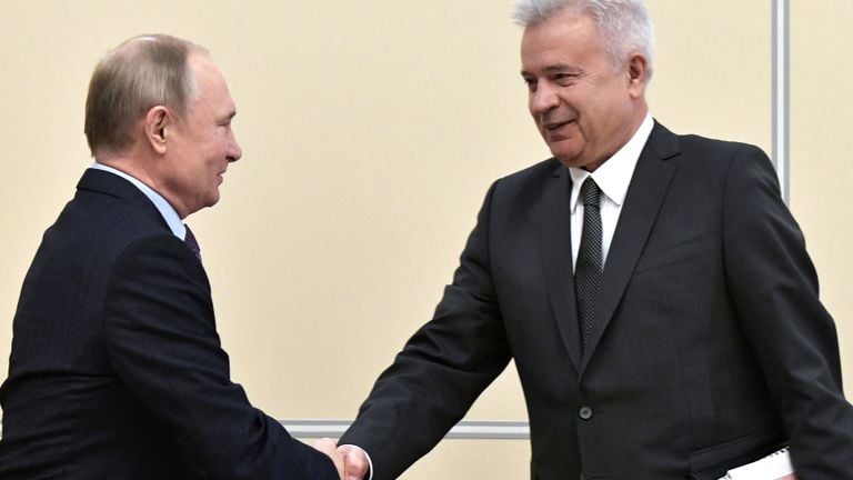 President Putin schudt Vagit Alekperov in 2020 de hand (foto: ANP/Alexei Nikolsky)..