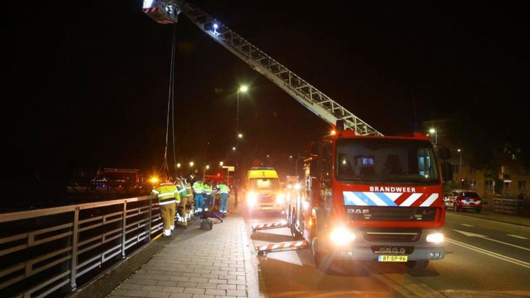 De man moest omhoog gehesen worden vanaf de steiger (foto: Bart Meesters - SQ Vision).