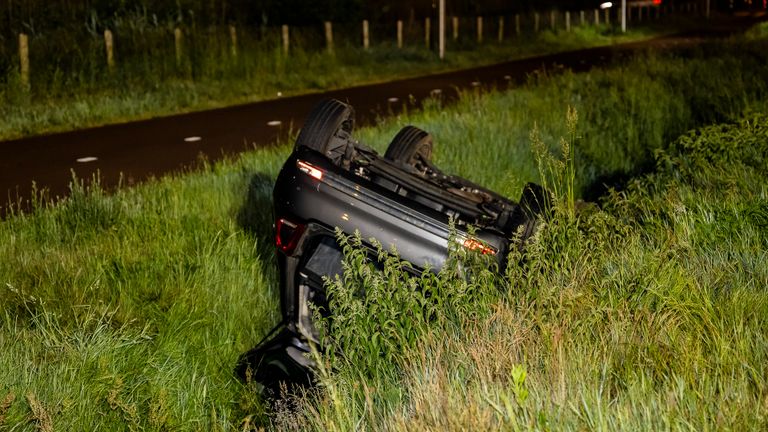 Auto op z'n kop in een droge sloot (foto: Jack Brekelmans - SQ Vision). 