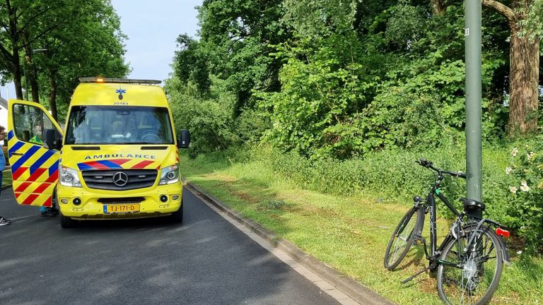 De fiets die tegen de wagen was gebotst (foto: Toby de Kort/SQ Vision Mediaprodukties).