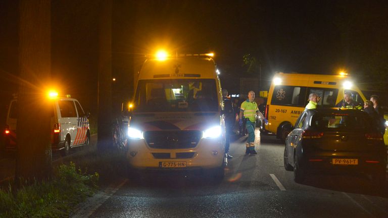 Diverse hulpverleners kwamen naar de Erttenseweg waar de fietsster hard was gevallen (foto: Perry Roovers/SQ Vision).