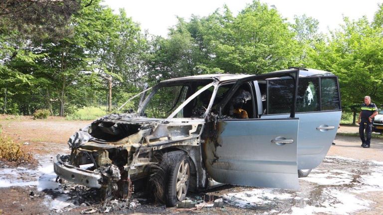 De auto brandde volledig uit (foto: Bart Meesters).