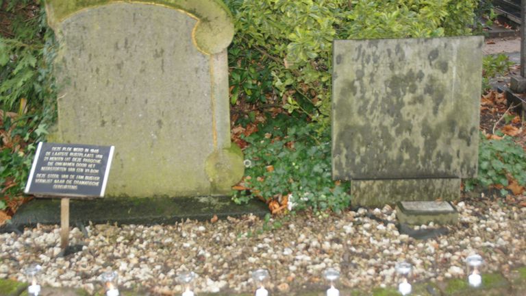 Het monument in oude staat. (foto: Raymund van Riel)