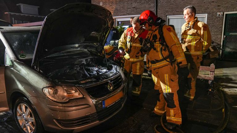 De brandweer had het vuur aan de Jan Stevensstraat in Helmond snel onder controle (foto: Harrie Grijseels/SQ Vision).