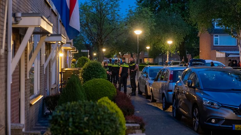 Agenten vielen drie huizen aan de Madeliefstraat in Waalwijk binnen (foto: Iwan van Dun/SQ Vision).