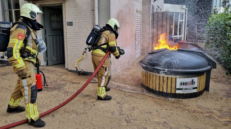 De brandweer bluste het vuur in de papiercontainer in Oisterwijk (foto: Toby de Kort/SQ Vision).