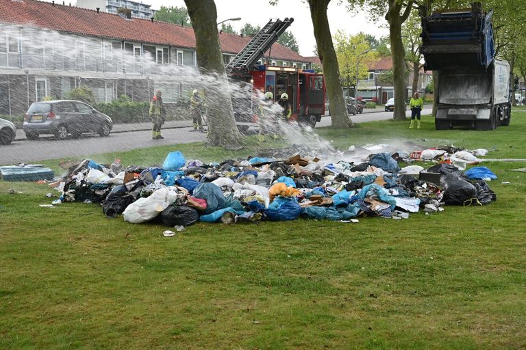 De brandweer bluste het afval op de Epelenberg in Breda (foto: Perry Roovers/SQ Vision).