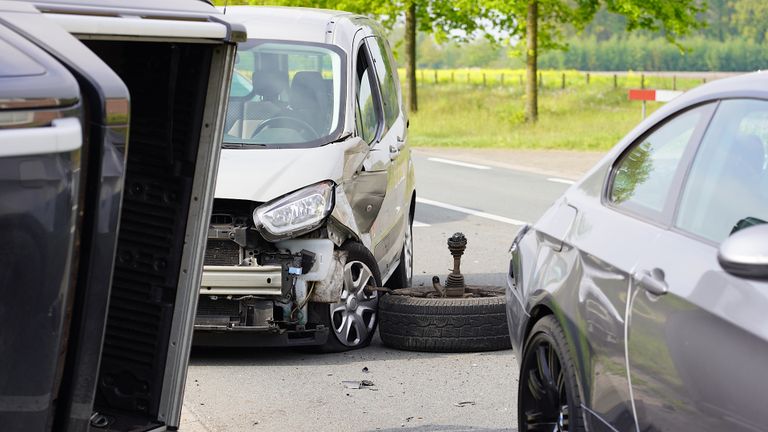 Bij de botsing op de Boshoven in Alphen raakten verschillende auto's zwaar beschadigd (foto: Jeroen Stuve/SQ Vision).