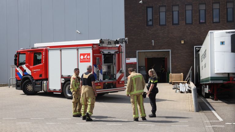 De brandweer rukte uit vanwege rookontwikkeling in het bedrijfsgebouw van MeatFriends in Best (foto: Sander van Gils/SQ Vision).