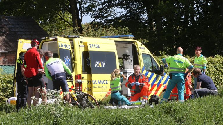 De zwaargewonde man is verzorgd en naar een ziekenhuis gebracht (foto: Bart Meesters).