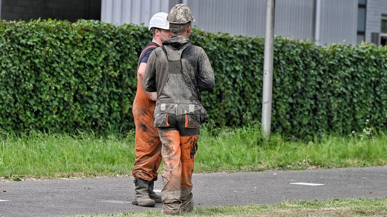 Een van de werknemers werd bedekt door de modder (foto: Toby de Kort/SQ Vision).