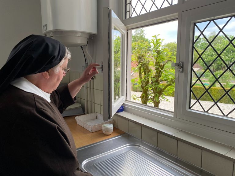 Het geïsoleerde glas-in-lood in de keuken (eigen foto)