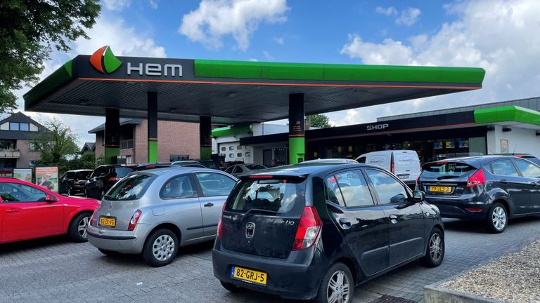 Het is druk bij het tankstation in Goch. (foto: Jos Verkuijlen)