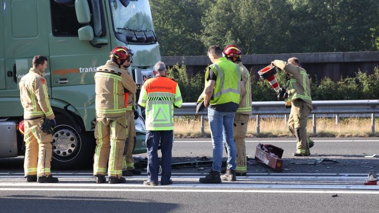 Het ongeluk op de A50 bij Son gebeurde rond kwart voor acht donderdagochtend (foto: Sander van Gils/SQ Vision).