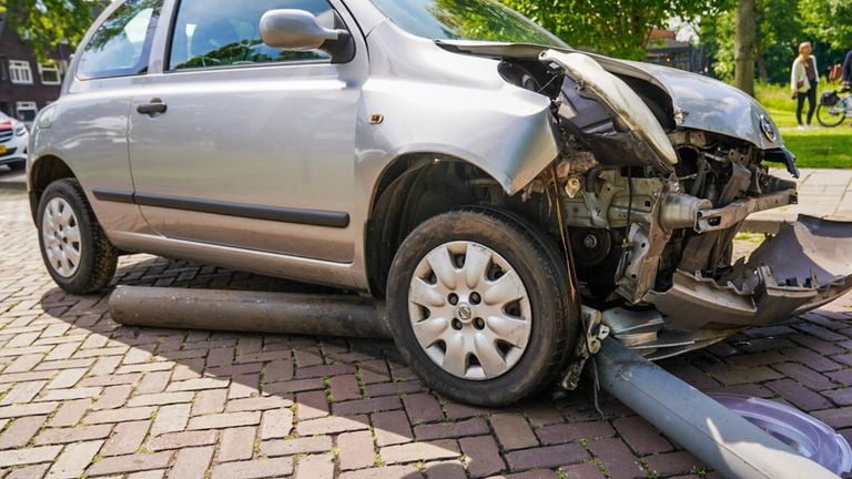 De auto raakte bij de crash in Helmond zwaar beschadigd (foto: Dave Hendriks/SQ Vision).