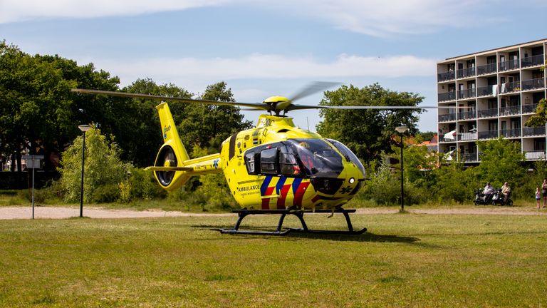 De helikopter landde in de buurt (foto: Christian Traets/SQ Vision).