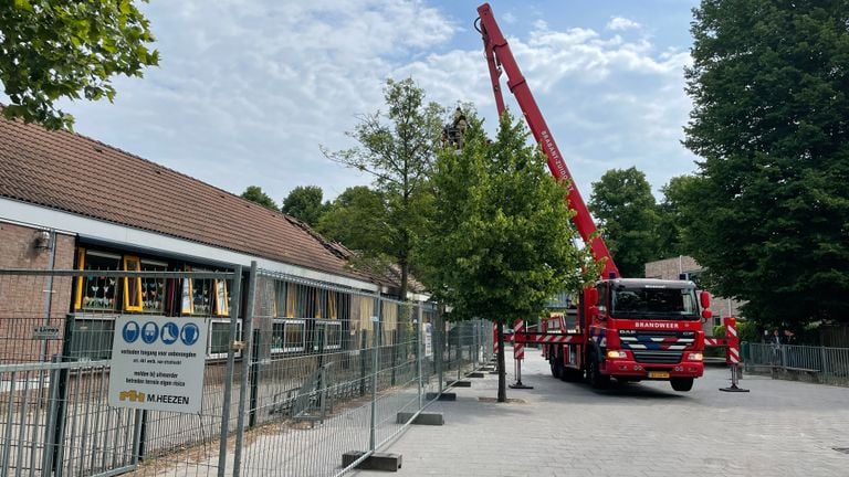 De brandweer is ook zaterdagochtend nog druk met een hoogwerker (foto: Rene van Hoof).