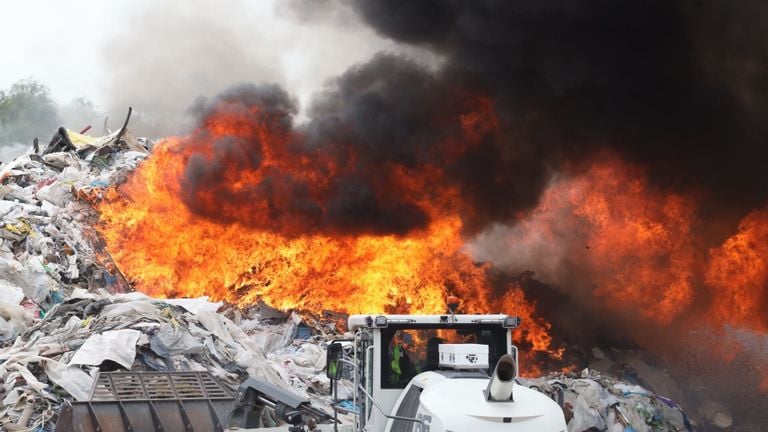 De brand sloeg over naar andere afvalstapels (foto: Sander van Gils/SQ Vision Mediaprodukties).