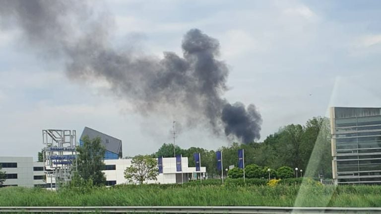 Ook vanaf de snelweg is de rookontwikkeling te zien (foto: Adamo Eijkenboom).