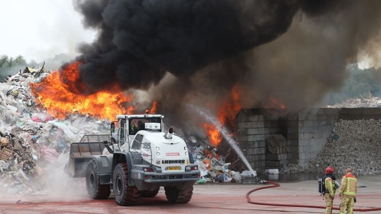 De brandweer is druk bezig met blussen (foto: Sander van Gils/SQ Vision Mediaprodukties).