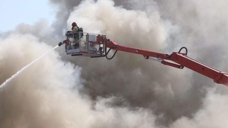 De brandweer is bezig met nablussen (foto: Sander van Gils/SQ Vision Mediaprodukties).