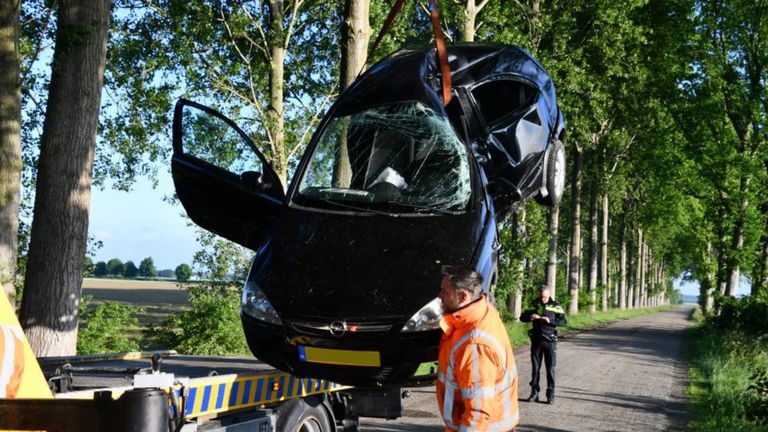 De auto werd weggetakeld (foto: Provicom).