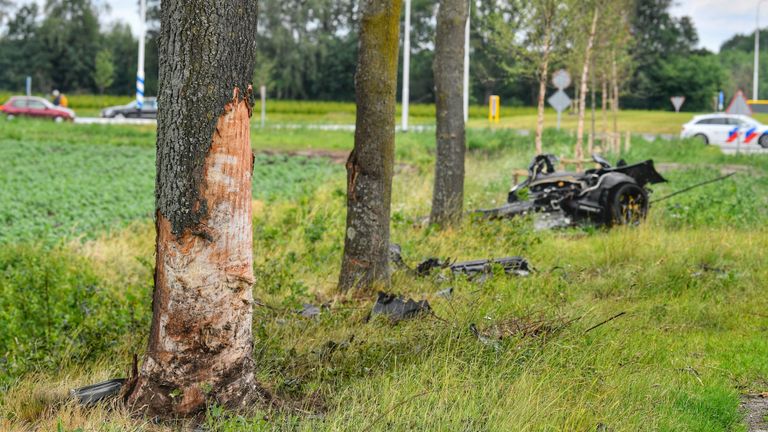 Een boom is duidelijk door de wagen geraakt (foto: SQVision/ Rico Vogels)