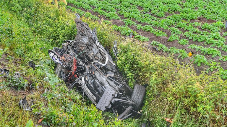 In de greppel ligt nog een deel van de wagen (foto;SQVision/Rico Vogels)