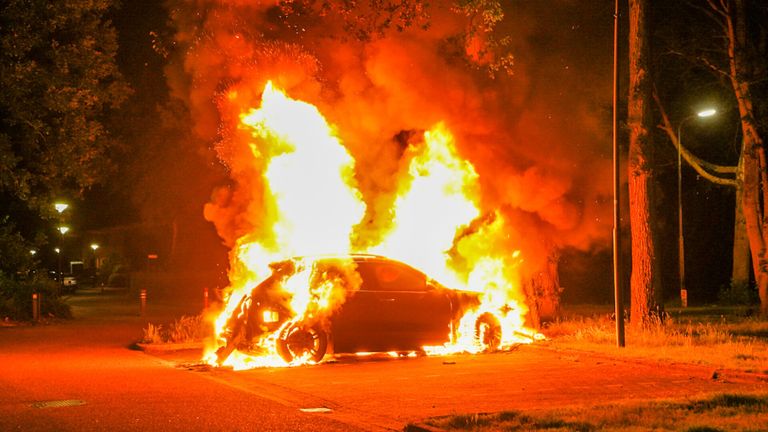 Toen de brandweer aankwam, stond de auto aan de Zwembadweg in Geldrop al in lichterlaaie (foto: Dave Hendriks/SQ Vision).