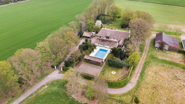 Het huis vanuit de lucht (foto: Staal Makelaars).