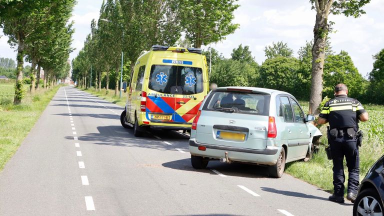 De politie onderzoekt het ongeluk in Sambeek (foto: SK-Media).