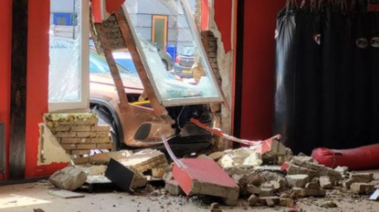 De ravage in de sporthal in Raamsdonksveer is groot (foto: Instagram jeugdagenten Dongemond).