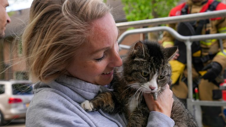 Een dolgelukkig baasje werd zaterdagochtend weer herenigd met poes Lizzy (foto: Gabor Heeres/SQ Vision).