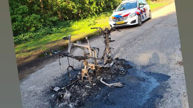 Een volledig uitgebrande scooter of motor in Best (foto: Instagram politie Best-Oirschot).