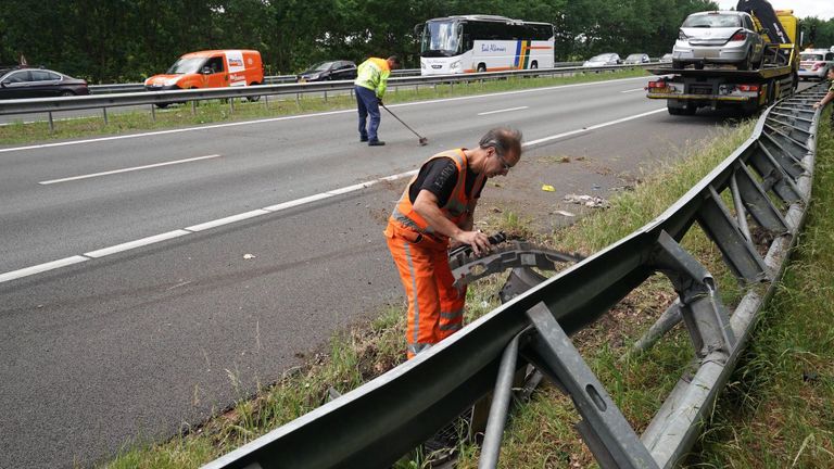 Na het ongeluk op de A2 bij Maarheeze moet de vangrail hersteld worden (foto: WdG/SQ Vision).