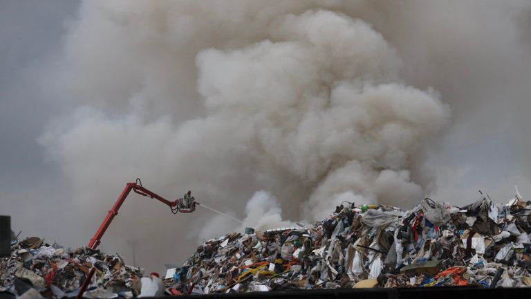 De brandweer bestreed het vuur bij Remondis Recycling in Son (foto: Sander van Gils/SQ Vision).